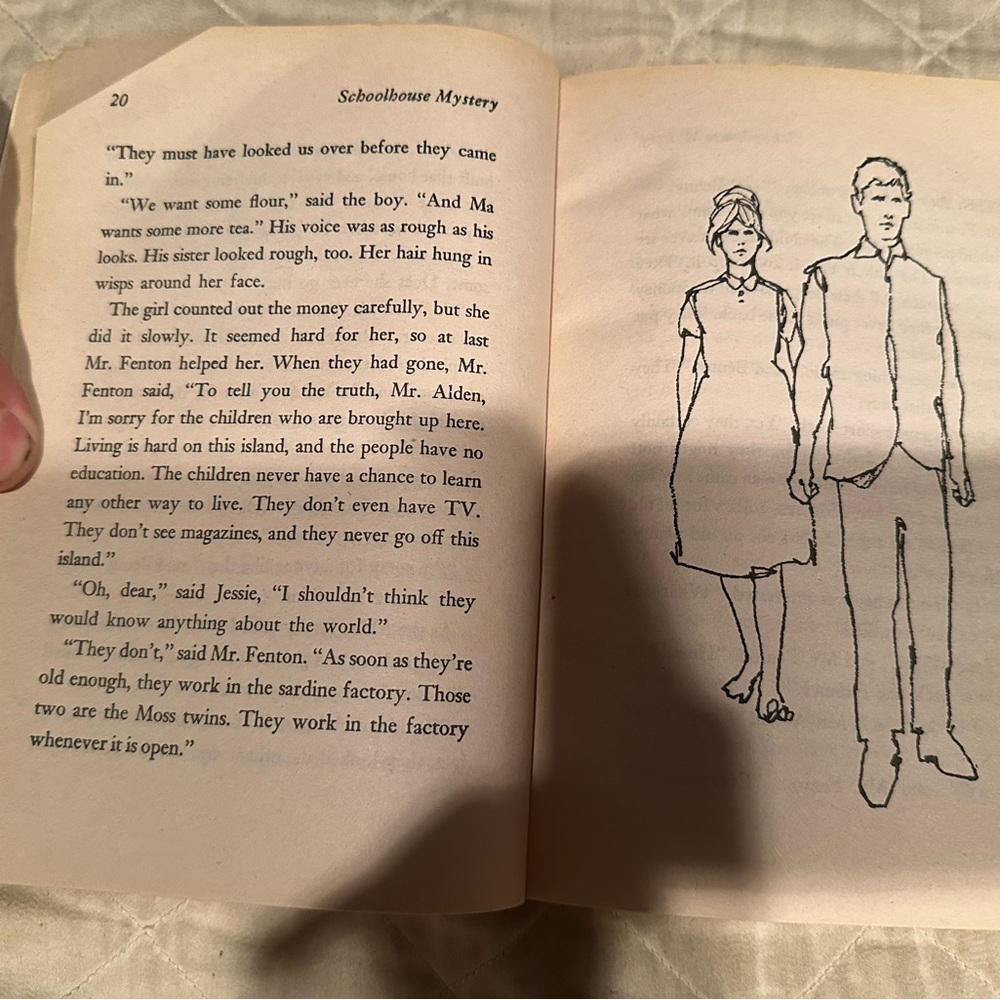 The boxcar children- schoolhouse mystery #10 - Picture 4 of 8